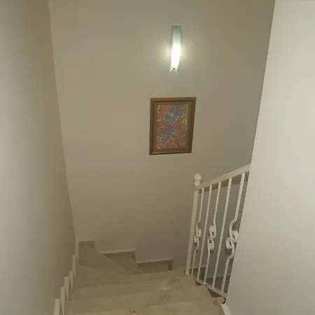 Newly Refurbished 3 Bedroom Top Floor Duplex