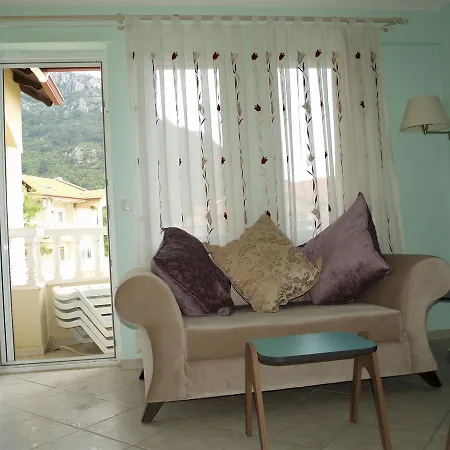 Newly Refurbished 3 Bedroom Top Floor Duplex